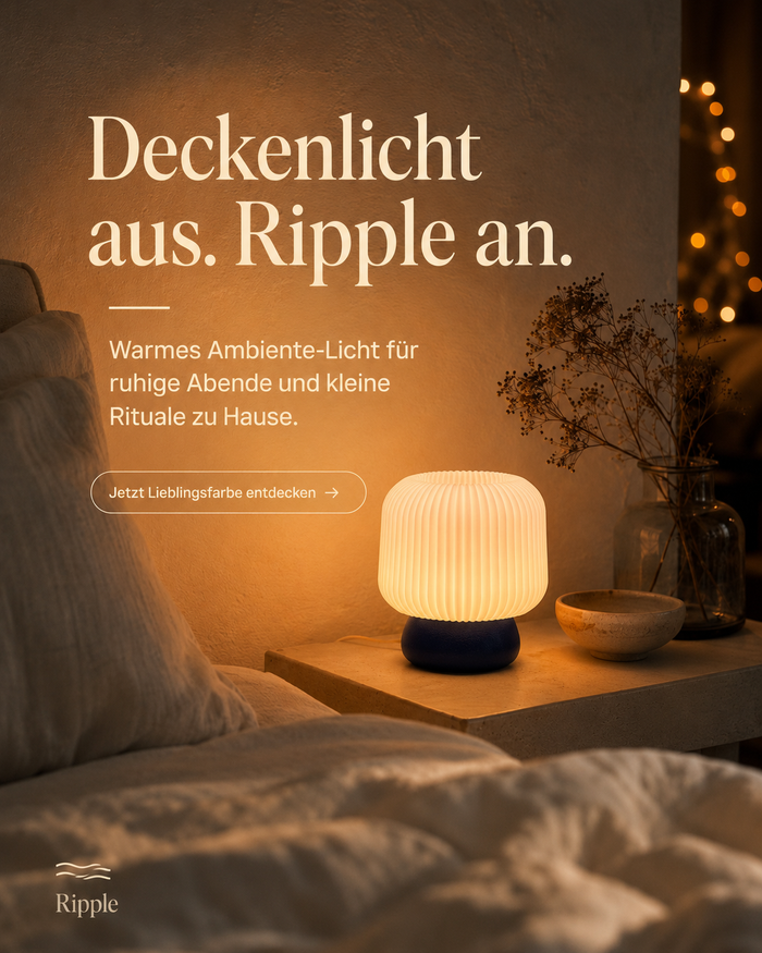 Ripple Tischleuchte in Indigo auf einem Nachttisch im Schlafzimmer mit Lichterkette, eingeschaltet – Instagram-Grafik „Deckenlicht aus. Ripple an.“