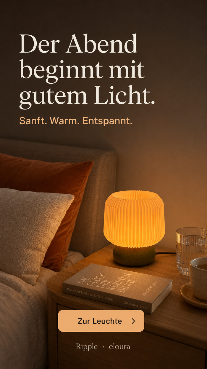 Ripple Tischleuchte in Sand auf einem Nachttisch neben Kissen und Büchern, eingeschaltet – Instagram-Grafik „Der Abend beginnt mit gutem Licht.“