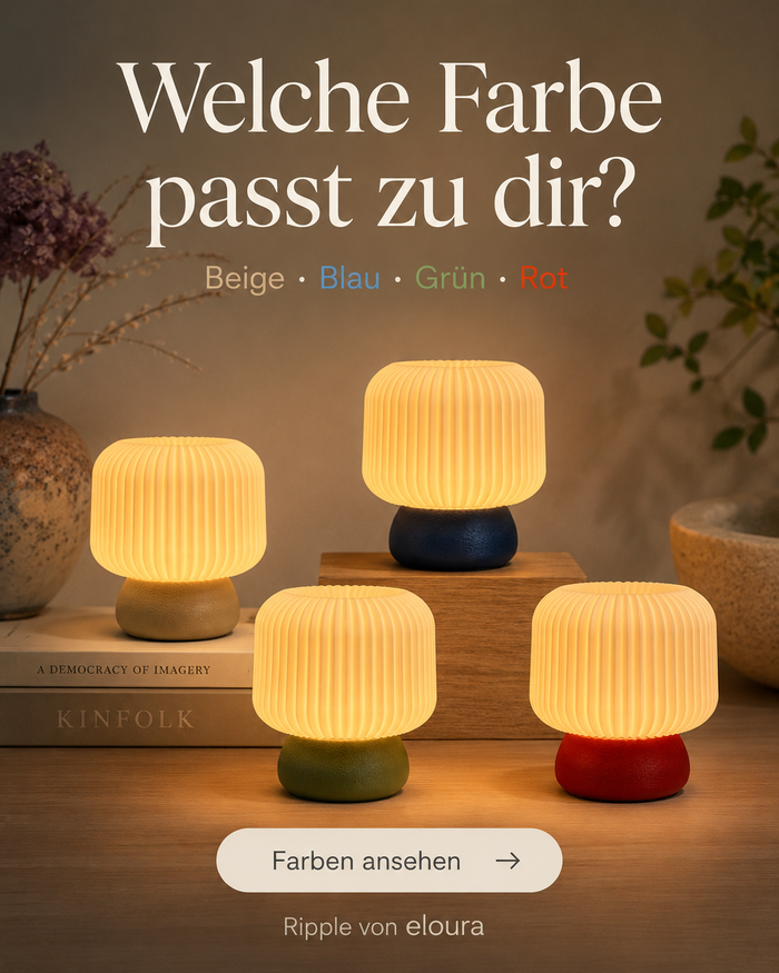 Vier Ripple Tischleuchten in Sand, Indigo, Olive und Kirsch auf Büchern, alle eingeschaltet – Instagram-Grafik „Welche Farbe passt zu dir?“
