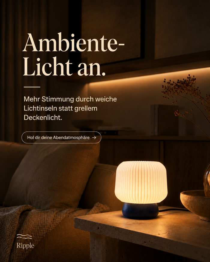 Ripple Tischleuchte in Indigo auf einem Beistelltisch im Wohnzimmer, eingeschaltet – Instagram-Grafik „Ambiente-Licht an.“
