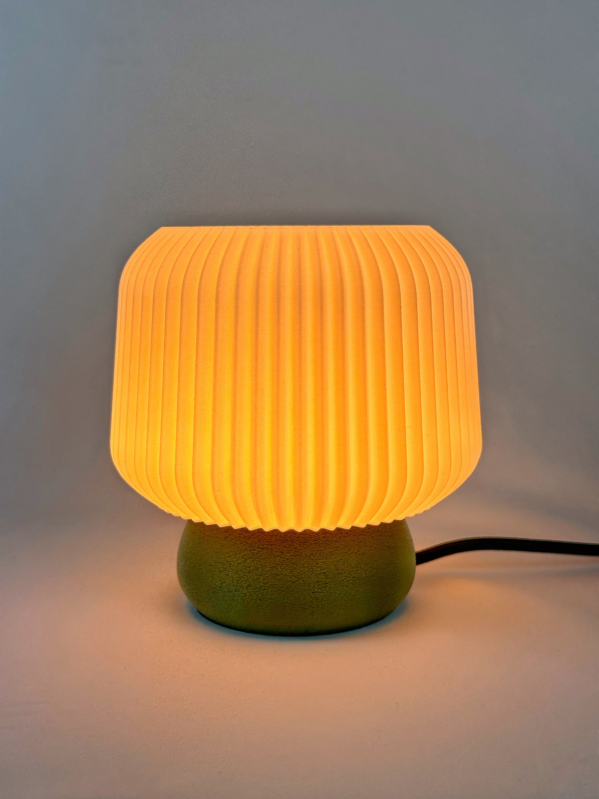 Ripple Tischleuchte in Olive, eingeschaltet