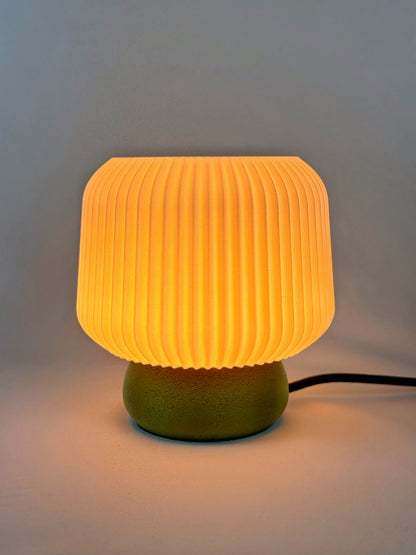Ripple Tischleuchte in Olive, eingeschaltet